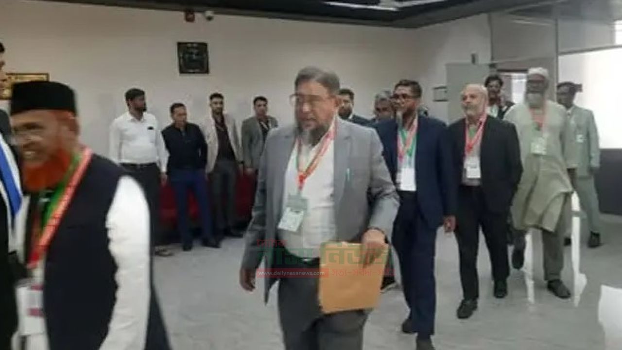 Leaders of 11 party alliances sat in a meeting with the Election Commission (EC).